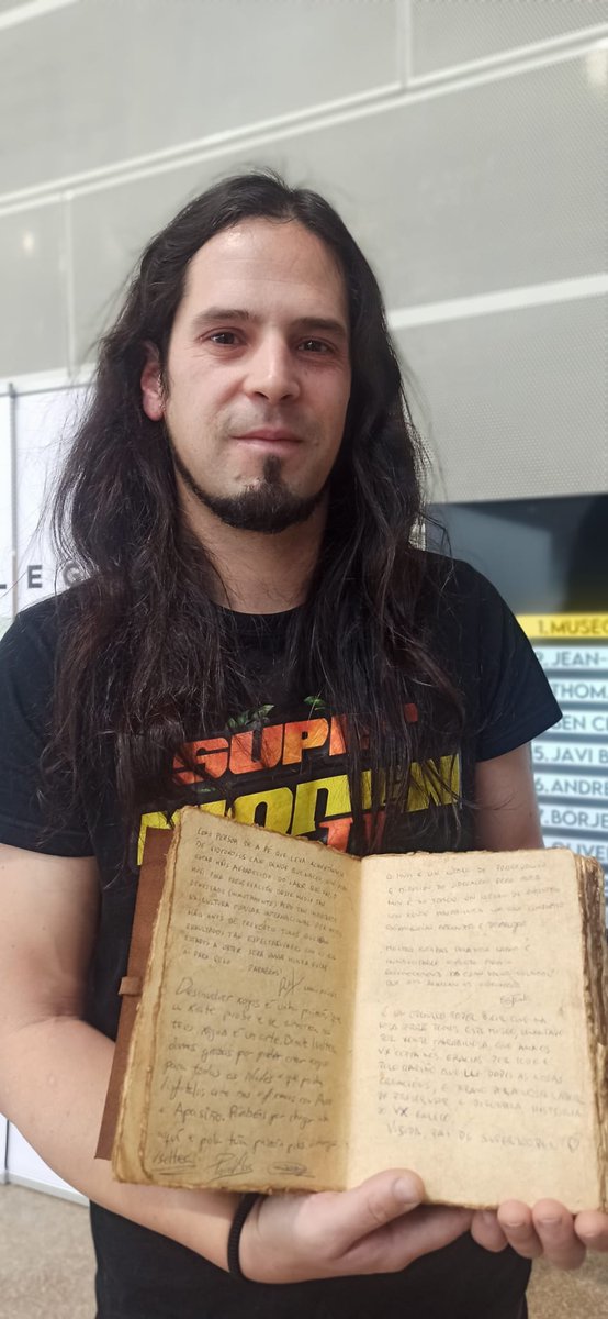 MuseoVideoxogo's tweet image. Momentos únicos no @culturgal:

Desenvolvedores e xente da industria como @ViJuDaGD #SuperWodenGP2, @EvaFarto, @iseltecgames #Avoo, @IagoGordillo visitan a exposición e deixan s súa pegada no #Códice do #videoxogo #Galego. 

@videoxogo_gal @Xunta @CulturaXunta #cultura