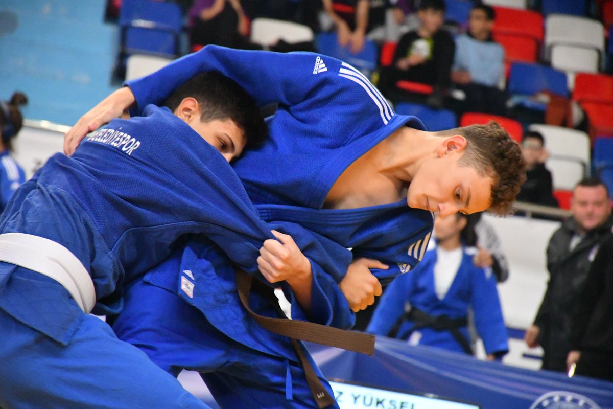 TC_Zonguldak's tweet photo. Valimiz Osman Hacıbektaşoğlu eşi Güney Hacıbektaşoğlu ile birlikte ilimizde düzenlenen Vll. Uluslararası Madenci Kupası Judo Turnuvası'nda; sporcuların ve müsabakaları izleyen vatandaşlarımızın heyecanını paylaştılar. https://t.co/IqVcJ1SQ5c