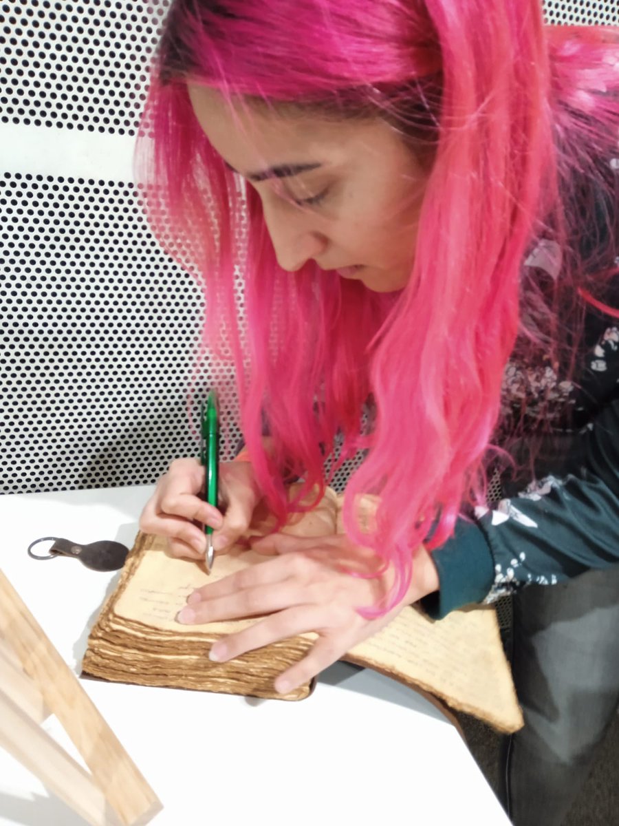 MuseoVideoxogo's tweet image. Momentos únicos no @culturgal:

Desenvolvedores e xente da industria como @ViJuDaGD #SuperWodenGP2, @EvaFarto, @iseltecgames #Avoo, @IagoGordillo visitan a exposición e deixan s súa pegada no #Códice do #videoxogo #Galego. 

@videoxogo_gal @Xunta @CulturaXunta #cultura