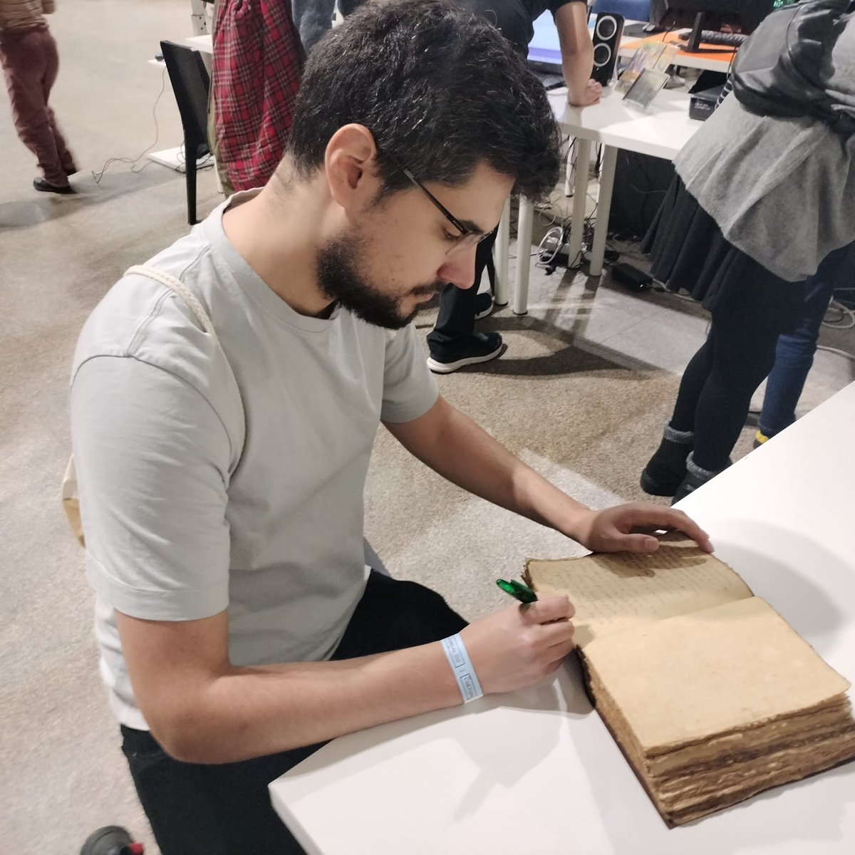 MuseoVideoxogo's tweet image. Momentos únicos no @culturgal:

Desenvolvedores e xente da industria como @ViJuDaGD #SuperWodenGP2, @EvaFarto, @iseltecgames #Avoo, @IagoGordillo visitan a exposición e deixan s súa pegada no #Códice do #videoxogo #Galego. 

@videoxogo_gal @Xunta @CulturaXunta #cultura