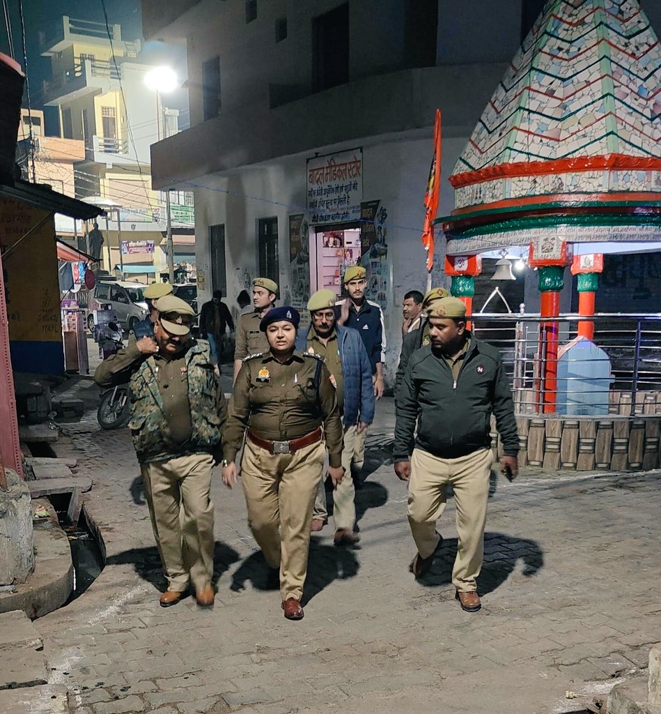 BadagaonPolice's tweet photo. JhansiPolice 
 #SSPJhansi के निर्देशन में शांति एवं सुरक्षा व्यवस्था के दृष्टिगत 
थाना बड़ागांव क्षेत्रान्तर्गत श्रीमान क्षेत्राधिकारी महोदया सदर एवं थाना बड़ागांव पुलिस द्वारा #FootPettroling किया गया। आम नागरिकों से वार्ता की गयी एवं उन्हें सुरक्षा का भरोसा दिलाया। https://t.co/R2iBUZVdB7