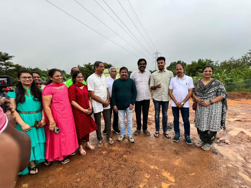 SundarrajanG's tweet photo. By மருத்துவர் G. சிவராமன்...

மகிழ்வான பொழுதுகளைத் துவங்குகையில்,  இயற்கையை வணங்கியும் ஆராதித்தும் நன்றி சொல்லியும் துவங்குவது தமிழ் மரபு. தமிழர் மரபு! 
மகளின் திருமணம் என்பது,  இல்வாழ்வின் உச்ச மகிழ்ச்சியில் ஒன்று. தோளில் சுமந்த பிள்ளை, இன்னொரு தோள் சாயும், இன்னொருவருக்குத் தோள் கொடுக்கும் உறவைத் தொடும் சமயம் பெற்றோரின் மனமும் மகிழ்வில் வானம் தொடும்.

" பந்தக்கால் கட்டியாச்சா? அரசாணைக்கால் கட்டுங்க; பாலை மரம் கட்டோணும். ஆலும் அரசும் அத்தியும் மணப்பந்தலில் கட்டாயம் இருக்கணும்", என்ற கேள்விகள் சூழ்ந்த நாட்களில், சுத்தமான காற்றை, வளமான மண்ணை, செறிவான உயிர்வாழ் சத்துக்களை, கனிகளை, விதைகளை நமக்கு சத்தமில்லாமல் சுகந்தமான மணத்தோடு தினம் தந்துகொண்டிருக்கும் மரங்களைப் போற்றுதல் எத்தனை பொருத்தமானது! 

இந்த அழகிய  நிகழ்வை மகிழ்ந்து, ரசித்து, வணங்கி, நன்றி கூறி நேசித்துக் கொண்டாடினால் என்ன? என ஒரு எண்ணம் மனதில் ஓடியது.  எண்ண ஓட்டத்தை, "கல்யாணத்தை ஒட்டி நாம் வனம் செய்யலாமே?!" என நான் நண்பர் பாரியிடம் சொல்ல, " அட! ஆயிரம் மரம் நடுவோம் வாங்க,"  என செந்தூர்பாரியின்  வசீகரக்குரல் உறுதிசெய்து,  இன்று மரம் நடுவிழா பேரழகாய் நடந்தேறியது. 

இரவெல்லாம் கொட்டும் மழை, இன்னும் கொஞ்ச நேரத்தில் தீவிர புயலின் துவக்கம் என சென்னை குளிர்ந்துகொண்டிருக்க, சென்னையின் புழல் ஏரியை அடுத்த "முல்லைவனத்தில்" இன்று மரம் நடுவிழா! குழந்தைகள் முதல் பெரியோர்கள் வரை 30க்கும் மேற்பட்ட "சூழல் காதல் அமைப்புகள்",  கிட்டத்தட்ட 300 பேர்களுடன் குதூகலமாய் இளங்காலையிலேயே வந்து நிற்க,  முன்பு அங்கு ஏற்கனவே நாங்கள் நட்டிருந்த பல ஆயிரம் மரங்களுக்கும் உறவைப்பார்த்த பேரானந்தம். தெருவெல்லாம் வாசக்கதவின் உள்ளிருந்து எட்டிப்பார்க்கும் கிராமத்துப் பெண்கள் போல, வேம்பும் கொய்யாவும் அத்தியும் மணமக்களை எட்டிப்பார்த்து மகிழ்ந்தன.

இளவல்கள் இருவரும் , தாங்கள் கைகோர்க்கும் இனிய இல்லற விழாவை முன்னிட்டு, சிறு வனம் ஒன்றினை தங்கள் நேசக் கரங்களால் துவக்கிட, ஒரு பிடி மண் பிடித்து, ஒரு சிறுசெடி தன் தாய் மடிக்குத்தந்து துவக்கினர். இந்த அழகிய நிகழ்விற்கு,  மணமக்களுடன் ஆர்ப்பரித்து மகிழ, ஆயிரம் மரங்கள் உடன் தாய்மடியில் நடப்படுகின்றன. (இன்றே கிட்டத்தட்ட மழைத்தூறலுக்கு நடுவேயும் 500 நட்டாயிற்று). இவர்களின் இல்லறம் எல்லா வளத்துடன் அறம் சார்ந்து செழிக்கையில்,  இவ்வாயிரம் மரங்கள் கோடி உயிர்களுடன் குதூகலமிடும். நெல்லியும் கொன்றையும் வாகையும் விரிந்து நிற்கும் அந்த "ஆரோக்கிய வனத்தில்",  கொண்டாடிக் கூவும் ஓசினிச்சிட்டுக்களின் ஓசையினை மணநாளின் ஆலாபனையாக  இவர்கள் என்றும் கேட்பர். . இந்த அழகிய முன்னெடுப்பை இனி எந்த திருமணத்திற்கு செய்ய முன்வந்தாலும்,  பாரியும் அவரோடு உள்ள அத்தனை இயற்கையின் காதலர்களும் கூடவே  நானும் எப்போதும் நிற்போம்! வனம் செய்தல்- அறம் செய்தல்; மரம் நடுதல் - நலம் பெருக்கல்! 

இனி உங்கள் வீட்டுத் திருமணத்தில் விதை கொடுத்தல் செடி கொடுத்தலோடு வனம் கொடுத்தலும் செய்யலாம்!..- @Drgsivaraman @PariSenthur @nirmalmb