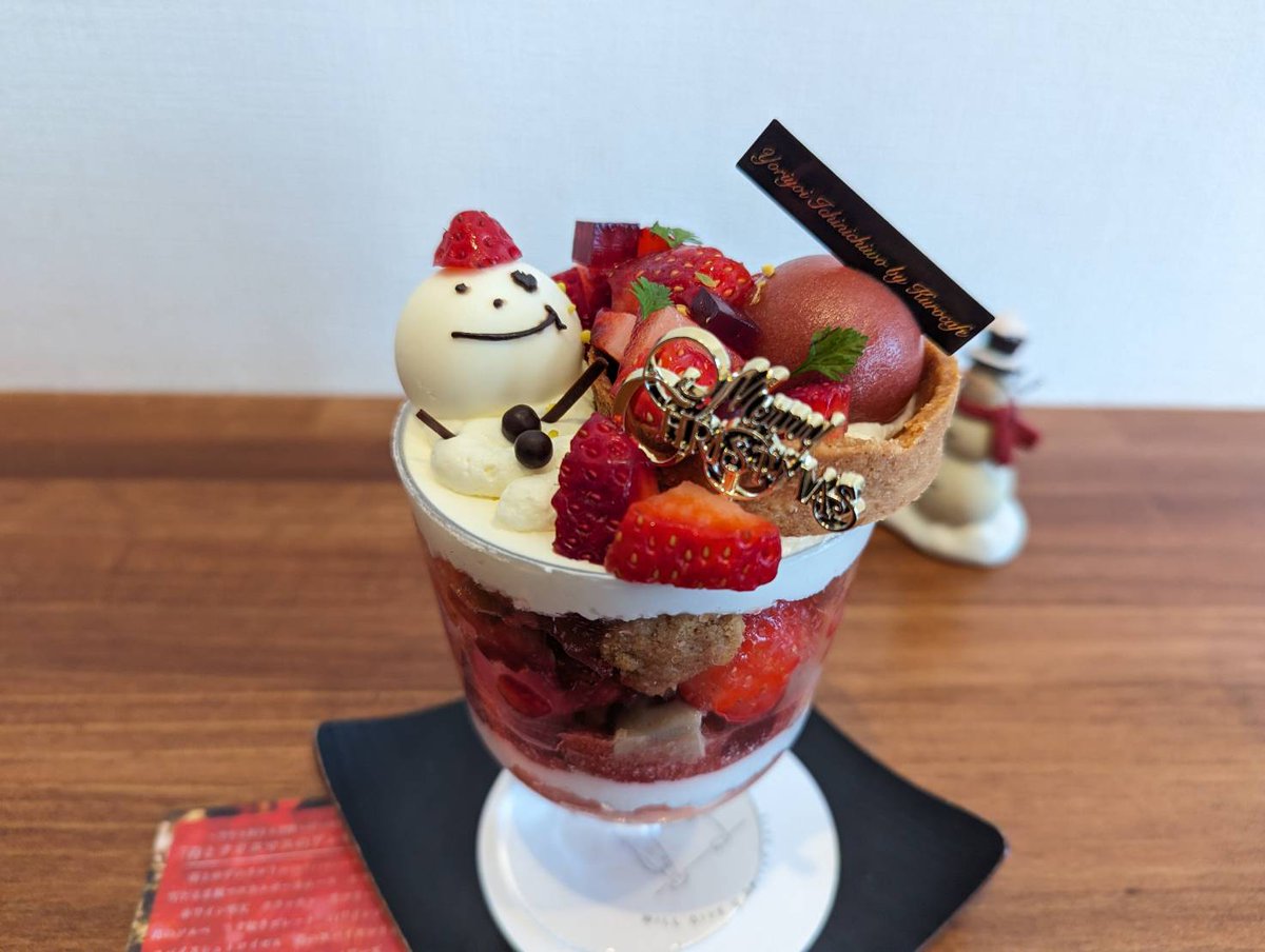 karaing's tweet photo. クロカフェでパフェ食べてきました。めちゃくちゃお洒落で凝ってて色々な味がして美味しかったー！ https://t.co/RaMrKuBewS