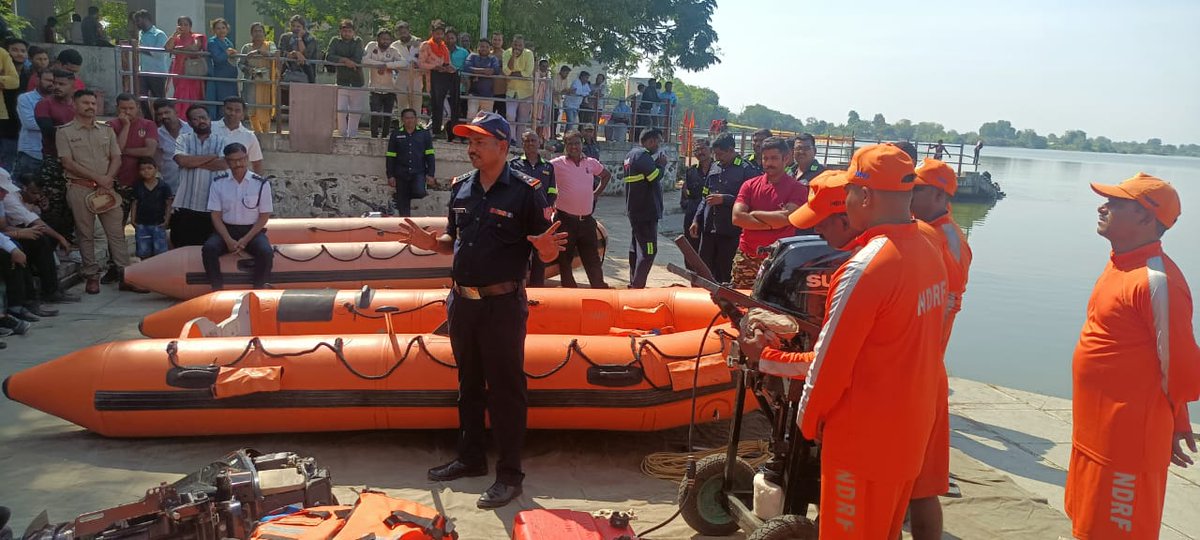 05NDRF's tweet photo. #FAMeX
Team of #5NDRF showcased Boat handling & flood water rescue skills at Kaleshwar Ghat Vishnupuri, Distt. Nanded, Maharashtra. 🚨📷
#NDRF #DisasterTraining #strengthningcommunity
@ANI
@sdmamaharashtra
@NDRFHq
@ndmaindia
@PIBMumbai https://t.co/6NFZUgvpkT