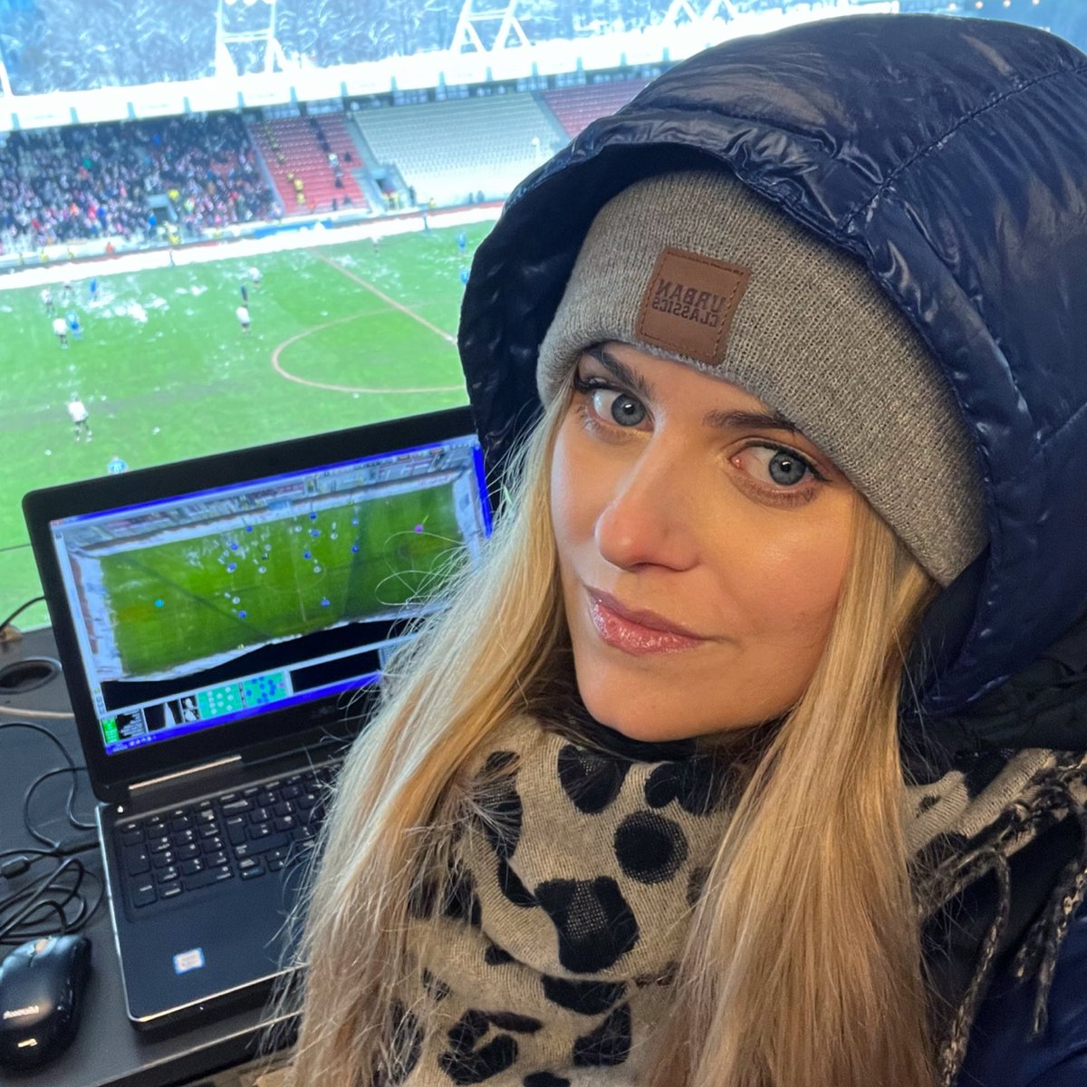 KamilaKotulska's tweet image. Czy zgadzając się zastąpić przyjaciółkę na meczu zapomniałam, że mogę zamarznąć? Być może ☃️
Czy żałuję? Absolutnie NIE, bo to było dobre, emocjonujące spotkanie. Brawa i dla CRACOVII i dla RUCHU! 
Dla 8 bramek warto stracić czucie w stopach ❄️🥶 #CRACOVIA #RUCH #Ekstraklasa