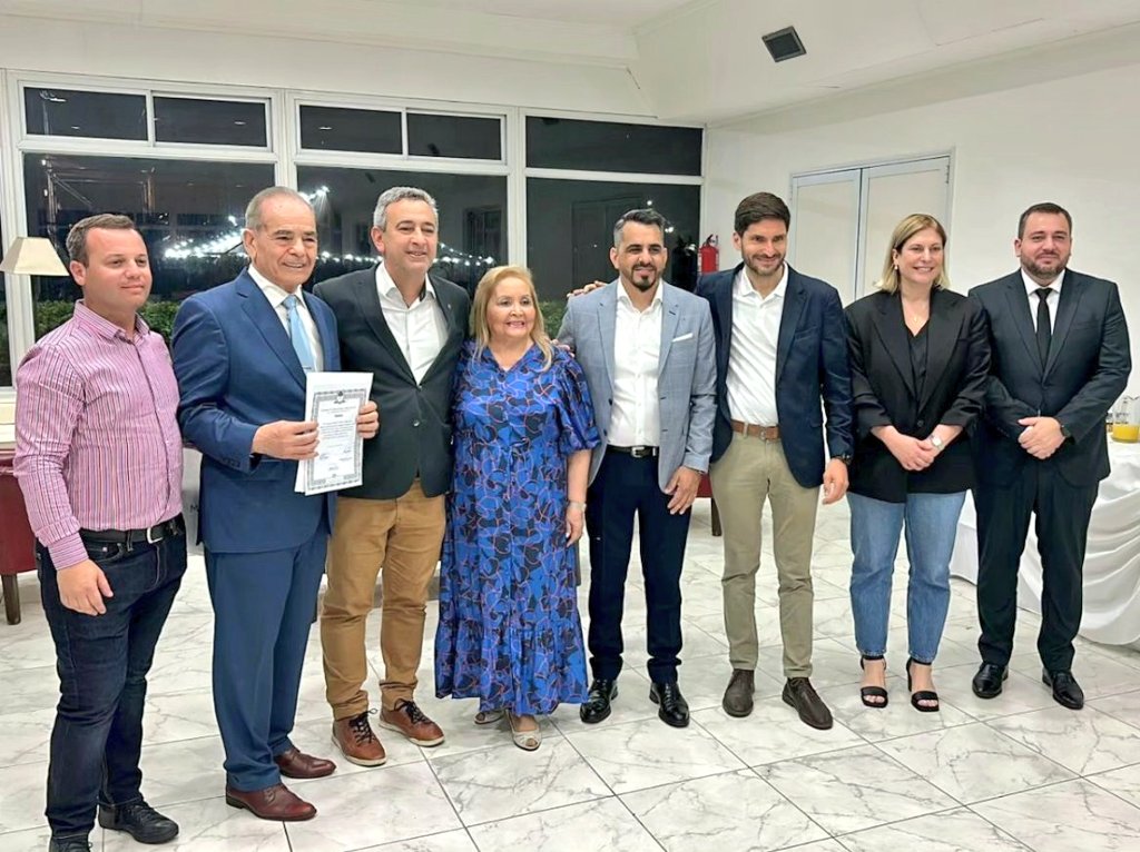 "Día del Clamor"
Invitados por el pastor <a href="/DavidSensini/">David Sensini</a> y su familia, estuvimos anoche junto a <a href="/maxipullaro/">Maximiliano Pullaro</a> <a href="/GiScaglia/">Gisela Scaglia</a> y <a href="/pablojavkin/">Pablo Javkin</a> en el encuentro organizado por la iglesia "El Redil de Cristo", donde asistieron alrededor de 20 mil personas. Allí tuve el honor de poder entregar