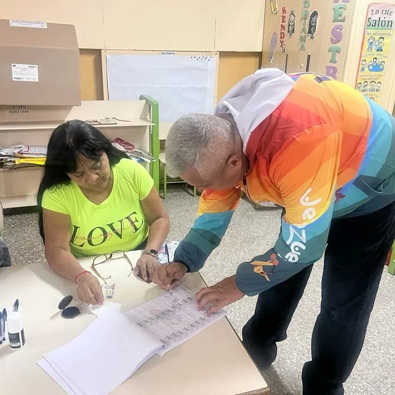 3D  En Éste día Histórico, el Ministro de Obras Públicas <a href="/GRaulparedes/">Gral. Raúl Paredes</a>  salió desde muy temprano a ejercer su voto en el Referendum Consultivo por el Esequibo. Te invita a qué también ejerzas tu soberanía por VENEZUELA. 
 #VenezuelaDiceSi
#5VecesSí
<a href="/NicolasMaduro/">Nicolás Maduro</a>
<a href="/GRaulparedes/">Gral. Raúl Paredes</a>