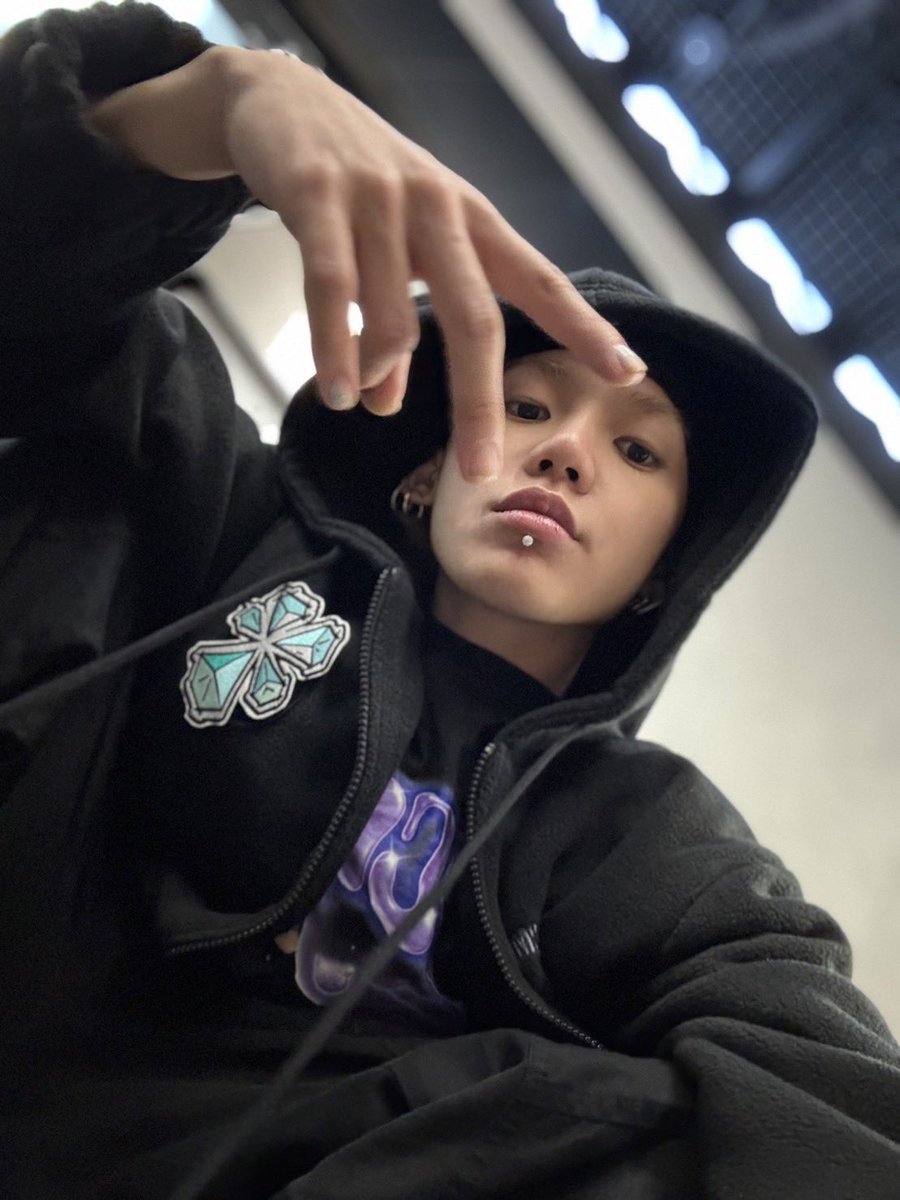 여러분 주말 잘 쉬셨나열? 저희는 요일 개념 없이 열심히 여러분 위해서 콘서트 준비 아주 야무지게 하고 있습니다👍 여러분들의 행복을 위해 열심히 땀 흘리고 있을 저희 모두 생각해 주시면서 트메도 힘 받고 또 새로운 한 주 파이팅하길 바라요💜🔥💜🔥아 그리고 좀 이따가 도영이 생일이니까 많이