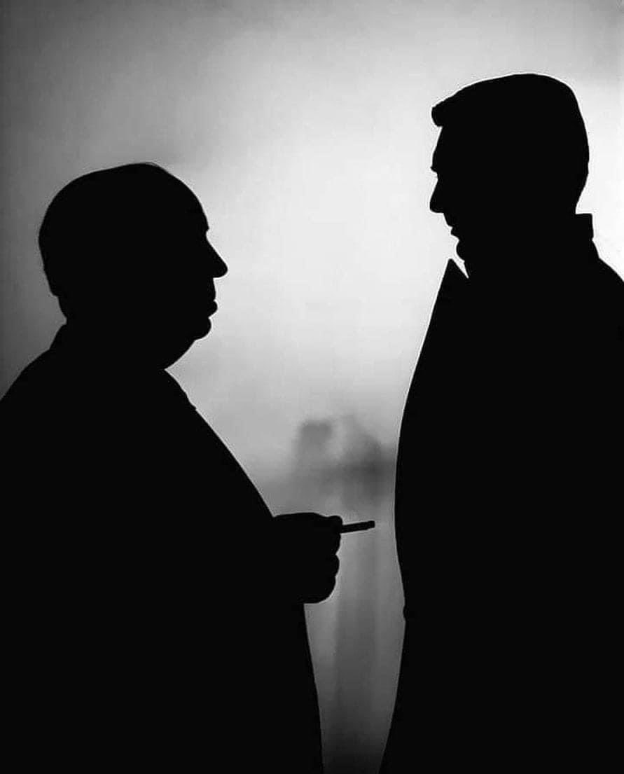 #PhotoDuJour 😱 Dialogue en contre jour entre Alfred #Hitchcock et #CaryGrant en 1950.

Tirage argentique d'époque, adjugé en vente aux #encherespubliques 800 € sous le marteau de la maison de vente parisienne Kâ-Mondo en 2015.
