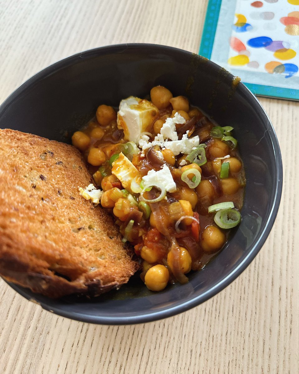 El milagro de la cocina improvisada, la aventura de buscar un sabor de antojo, el arrojo de usar lo que tienes pero siempre siempre tener que bajar a por una cebolla #domingo