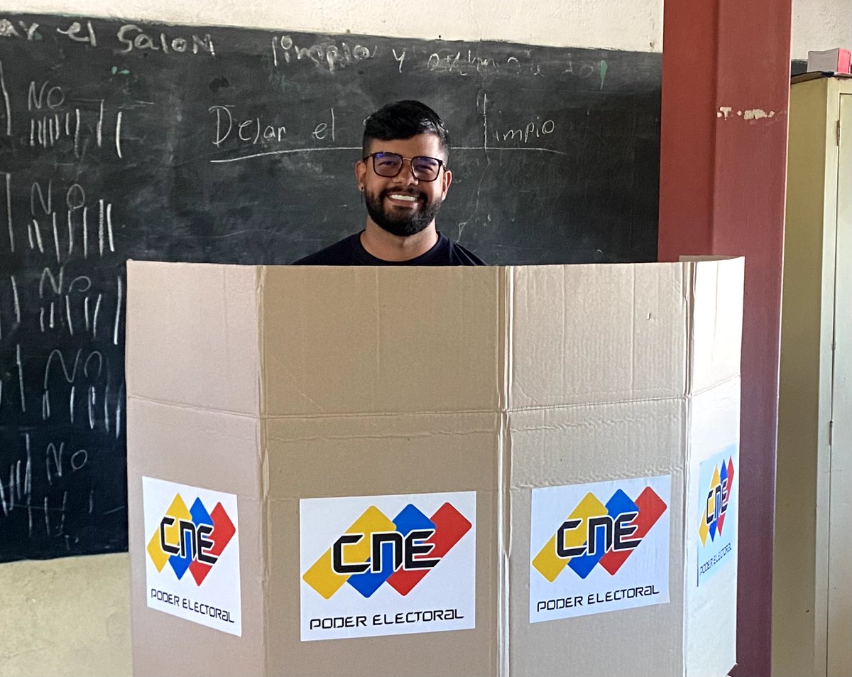 TeatroLMRSucre's tweet photo. Gobernador de #Sucre @GPintoVzla en compañía del presidente de la Fundación Teatro Luis Mariano Rivera Lcdo.@AnilpestanoVe ejercieron su derecho al voto por el Referéndum del Esequibo en la U.E Madre Alberta Jiménez. Un ejemplo de lealtad y amor por su nación #CincoVecesSi https://t.co/sH3h2itRkt