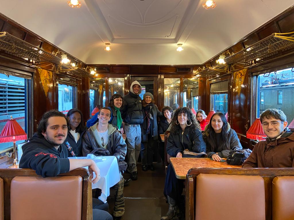 M_Ferrocarril's tweet image. 🎥Esta semana nos visitaron estudiantes (futuros escenógrafos y directores de Arte) de la Escuela de Cinematografía y del Audiovisual de la Comunidad de Madrid @ECAM_ 

¡Muchas gracias a todxs por vuestro interés!👏😊

🎞️#RodajesMuseo👉museodelferrocarril.org/140Delicias/pa… #CineyTren