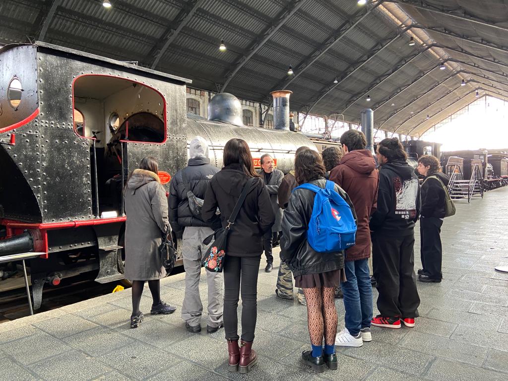 M_Ferrocarril's tweet image. 🎥Esta semana nos visitaron estudiantes (futuros escenógrafos y directores de Arte) de la Escuela de Cinematografía y del Audiovisual de la Comunidad de Madrid @ECAM_ 

¡Muchas gracias a todxs por vuestro interés!👏😊

🎞️#RodajesMuseo👉museodelferrocarril.org/140Delicias/pa… #CineyTren