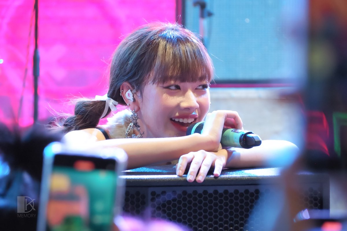 De_memo8's tweet image. เอ็นดูท่าเกาะลำโพง😂 #Pimma  #PiXXiE