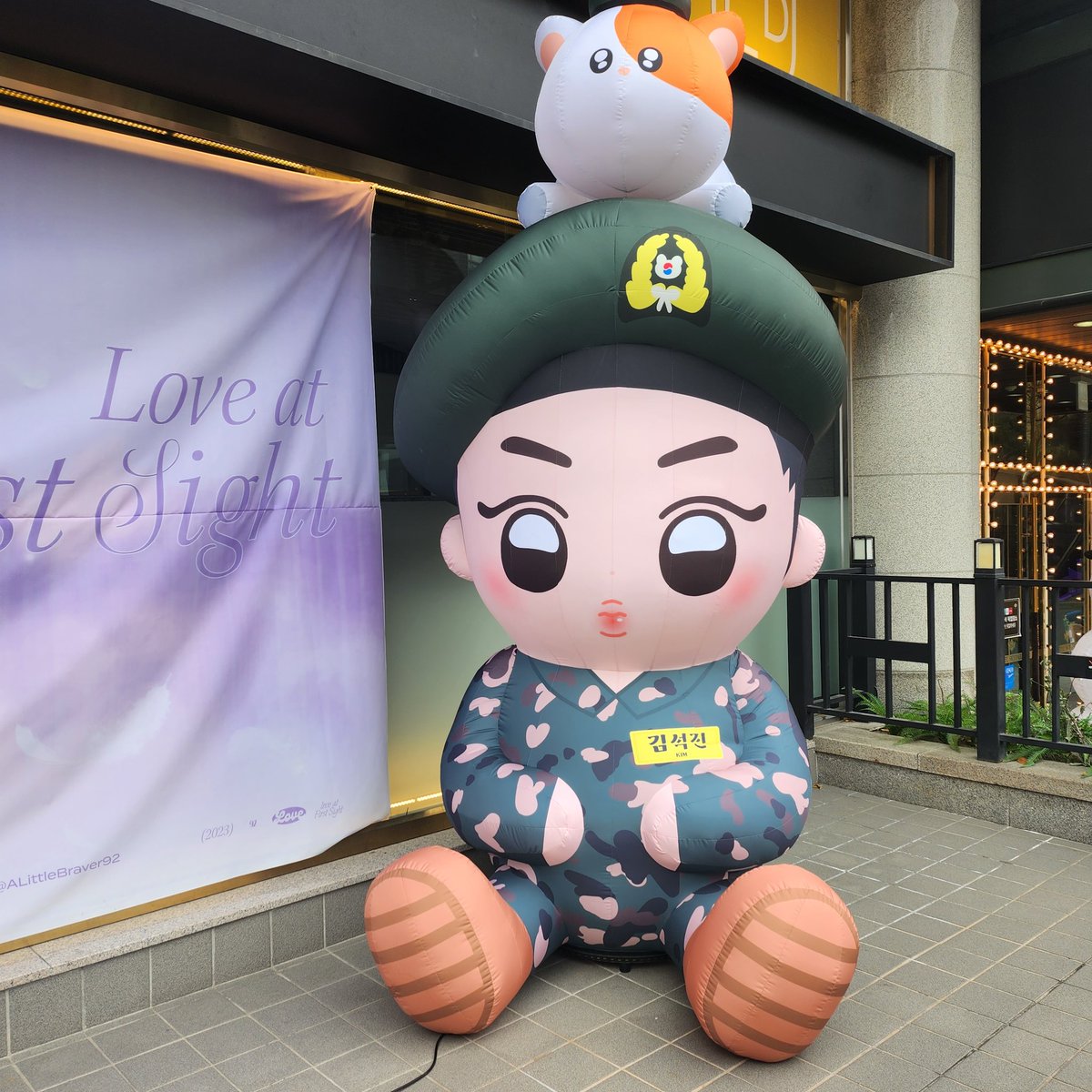 #석진이생일_온세상이_햐튜햐튜
#와_석진이생일이다
#떨어져_지내는_마지막_JINday
#석진이_사랑하나봐_많이_좋아하나봐

이번 겨울 잘 보내고 우리 곧 만나🫂💜