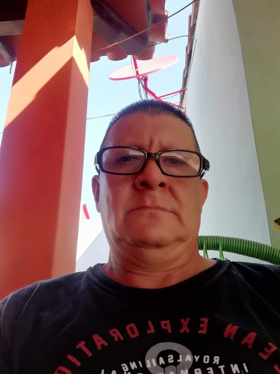 Este “ciudadano” se llama  Nicolás Aguayo , es una persona que vive en Mariano Roque Alonso y se apropió de un camino utilizado por otros vecinos, no deja pasar a nadie hasta que a él se le ocurra, esto es de todos los días, una vecina, harta de la situación fue a reclamarle👇