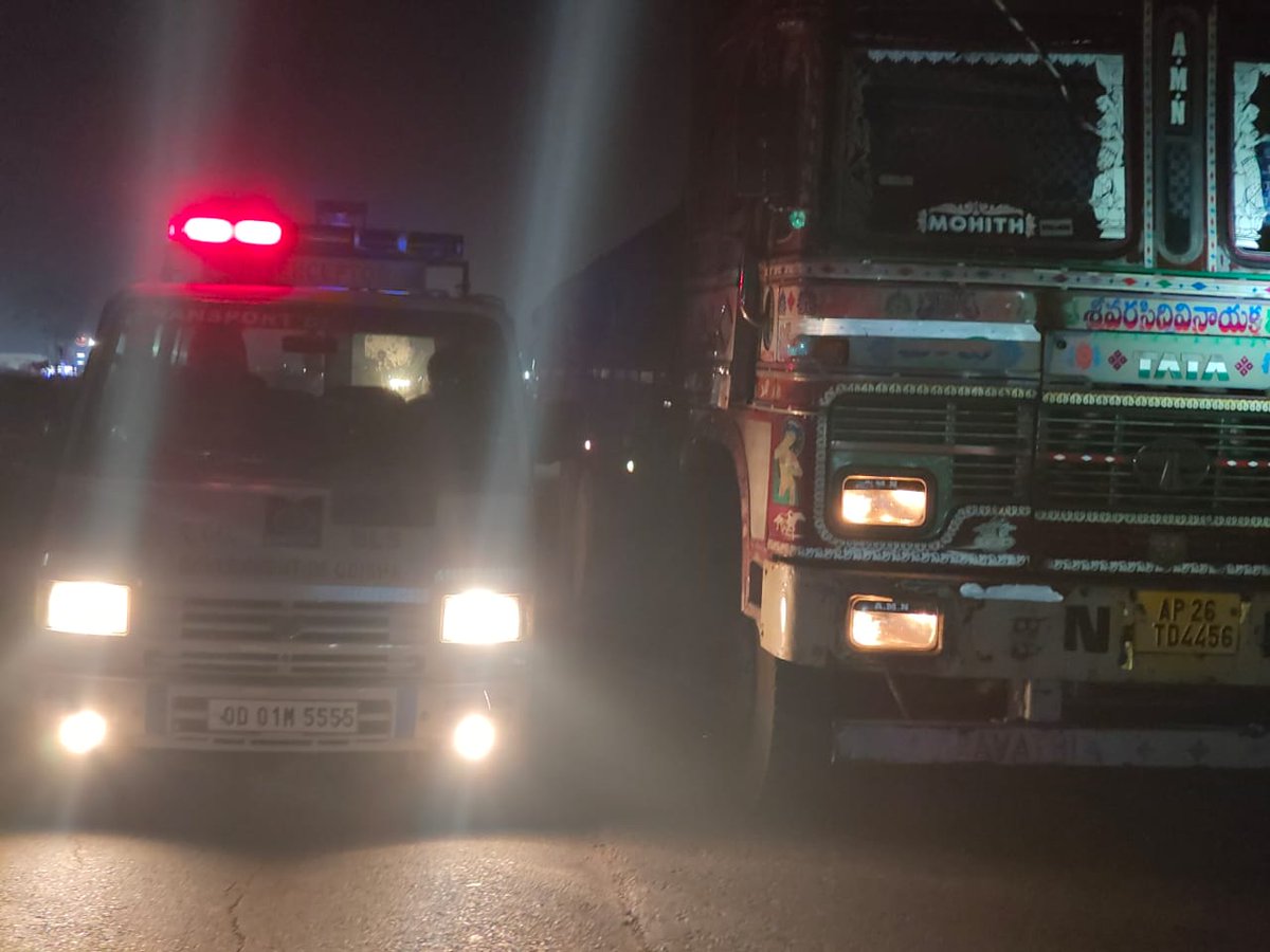 DMBaleshwar's tweet photo. #ZeroFatalityWeek
Unauthorised shops and parked vehicles being removed from highways by RTO on a special drive and other initiatives being undertaken for spreading awareness on #RoadSafety https://t.co/sBNQV3M20Z
