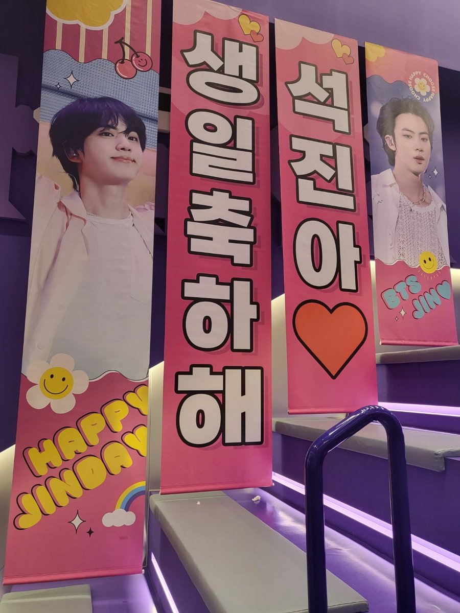 우리는 석탄절 즐겁게 보내고 있어
석진이도 행복한 생일 보내
#석진이생일_온세상이_햐튜햐튜
#와_석진이생일이다
#떨어져_지내는_마지막_JINday
#석진이_사랑하나봐_많이_좋아하나봐
#JIN #방탄소년단진 <a href="/bts_twt/">방탄소년단</a>
