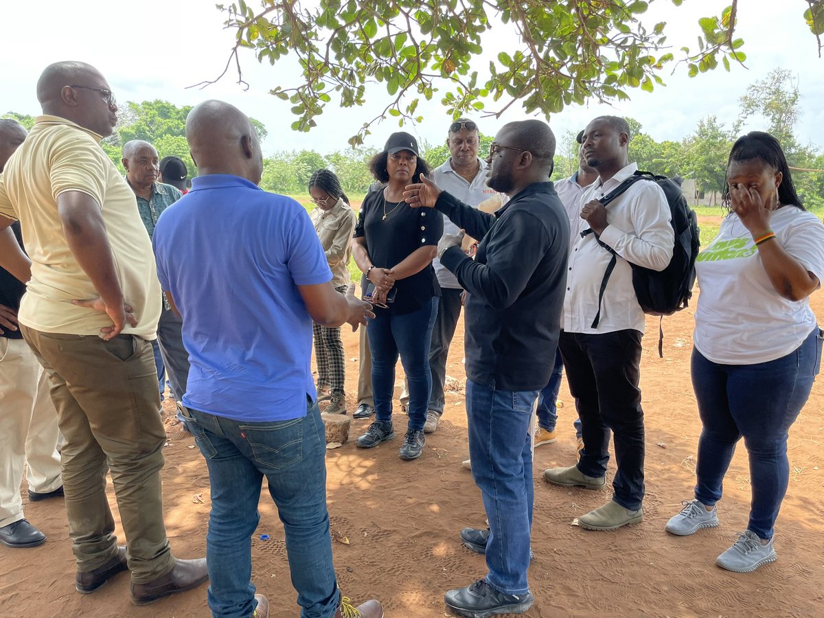 MahimbaliK's tweet photo. Wiki hii nilipata nafasi ya kutembelea miradi ya #Fungoni na #Tajiri iliyopo Kigamboni Mkoani Dar es Salaam na Pangani Mkoani Tanga, mtawalia. Miradi hii inatekelezwa na Serikali kwa kushirikiana na wabia wetu Kampuni ya Strandline Resources kupitia kampuni tanzu ya ubia ya #Nyati Mineral Sands Limited.
Miradi hii yote miwili ni muhimu katika ukuaji wa sekta ya madini nchini na itakapokamilika itakuwa inazalisha madini mkakati (Strategic Minerals) yaliyopo kwenye kundi la heavy minerals. Mineral sands ni mchanga unaopatikana katika fukwe za bahari au maziwa uliobeba kiasi kikubwa cha madini muhimu kama vile titanium na zircon. Madini haya kwa asili yake ni mazito na hivyo huitwa ‘heavy minerals’. Hutegemea na sehemu mchanga ulikotoka (provenance), mchanga huu unaweza kubeba mawe ya thamani ya vito kama almasi, sapphire, garnet, na wakati mwingine metali za thamani. Fukwe za Tanzania zinaweza kuwa maeneo muhimu yanayoweza kuwa na aina hii ya madini.
Baadhi ya matumizi ya heavy minerals (mfano titanium) yanatumika kutengeneza sticks au rods zinazotumika wakati wa kuchomea/welding vyuma.
• Titanium kwa sehemu kubwa pia hutumika kutengeneza rangi za aina mbalimbali zinazotumika kwenye vitu mbalimbali yakiwemo majengo;
• Madini haya pia hutumika kwa kiwango kikubwa kwenye viwanda vya plastics kwa ajili ya kuzalisha vifaa/vyombo mbalimbali vya aina hii.
• Titanium hutumika kutengeneza wino na kwenye viwanda vya kutengeneza makaratazi.
• Zircon hutumika kwenye viwanda vya ceramics kwa ajili ya kuongeza mng’ao au muonekano mzuri kwenye tiles/marumaru.
• Matumizi mengine makubwa ya titanium kwenye teknolojia ya kisasa ni katika kuzalisha vifaa vinavyotumika kutengeneza ndege, vifaa vya hospitali na vile vya ulinzi,
• Zircon hutumika pia kutengeneza mitambo ya nuclear (nuclear reactors).
Tukiwa ziarani tulielezwa kuwa, zoezi la kuwalipa fidia wananchi waliopisha mradi wa Uchimbaji Madini Tembo (heavy mineral sands) utakaotekelezwa eneo la Fungoni Kigamboni Mkoani Dar es Salaam limefikia asilimia 92 huku kiasi cha shilingi bilioni 18 kikiwa tayari zimekwishalipwa.
Kulingana na utafiti uliofanywa, mradi wa uchimbaji madini tembo Fungoni una kiasi cha tani milioni 12 za mbale na uhai wa mradi ni miaka 6 kwa kuchakata tani milioni 2 za mbale kwa mwaka, uchorongaji zaidi utafanyika katika maeneo hayo ili kuongeza kiasi cha mashapo na hivyo kuongeza uhai wa mgodi.
Vile vile, kwa utafiti uliofanywa katika mradi wa Tajiri, kiasi cha mashapo yenye kiasi cha tani milioni 268 katika ubora wa asilimia 3.3 kimegunduliwa na uhai wa mradi huo unatarajia kuwa miaka takribani 23.
Wizara ya madini imeridhishwa na kasi ya utekelezaji wa miradi hii yote miwili. Tunaipongeza kampuni ya Nyati kwa kazi nzuri wanayoifanya.
Wizara ya Madini itaendelea kushirikiana na wadau wa maendeleo wa ndani na nje ya nchi.
#TanzaniaCriticalMineralsHubAfrica #CriticalMinerals #StrategicMinerals #TanzaniaMining #Mining #InvestTanzania #MadiniYetu #HeavyMineralSands