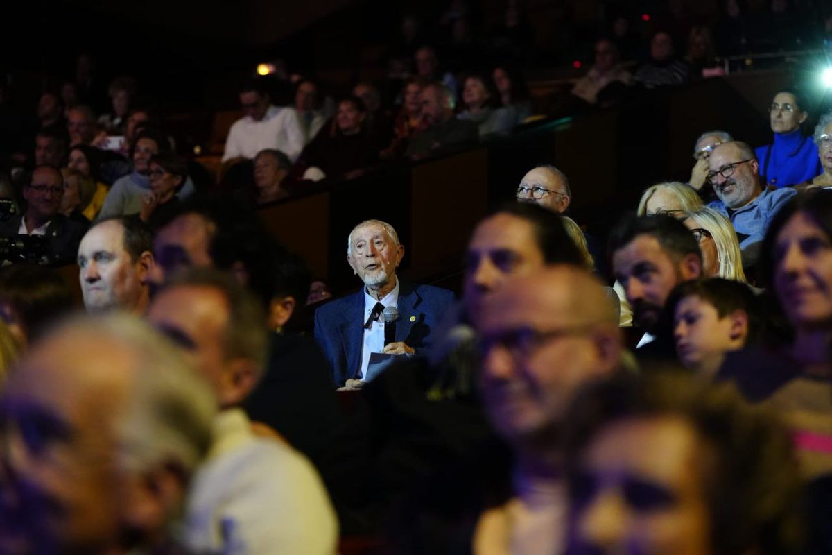 El <a href="/TeatreBalaguer/">Teatre Balaguer</a> ha acollit un sentit homenatge a #JosepVallverdú, amb l'escriptor presidint l'acte

Els parlaments, la música de jazz i un espectacle de Bada-pas han tancat un <a href="/AnyVallverdu/">Any Josep Vallverdú</a> amb actes per tot Catalunya

<a href="/cultura_cat/">Cultura</a>, <a href="/ciutatbalaguer/">Paeria de Balaguer</a>, <a href="/DiputacioLleida/">Diputació de Lleida</a> 
<a href="/lletres/">Lletres catalanes</a>