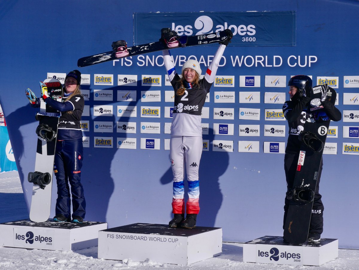 A la MAISON ! 🇨🇵 🥇 😍 Chloé Trespeuch remporte l' étape française de snowboard cross individuel aux @2ALPES ! 🥇💪 📸 Olivier Bonin / YP Medias