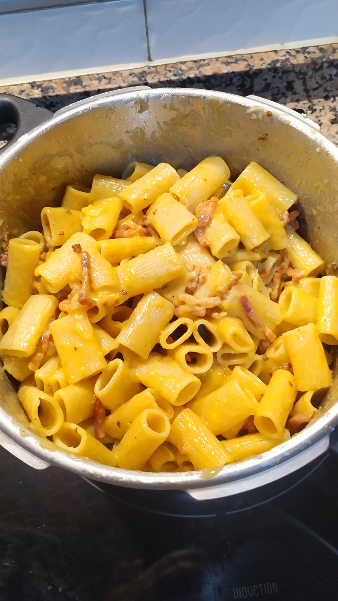 <a href="/aederocl/">Alessandro Dr.Ed</a> oggi la giovane meratese ci ha fatto la carbonara per celebrare il suo compleanno. Non è proprio purissima, lo so, ma quelli che l'hanno mangiato dicono che OK. Nessuno è romano, però... 😉