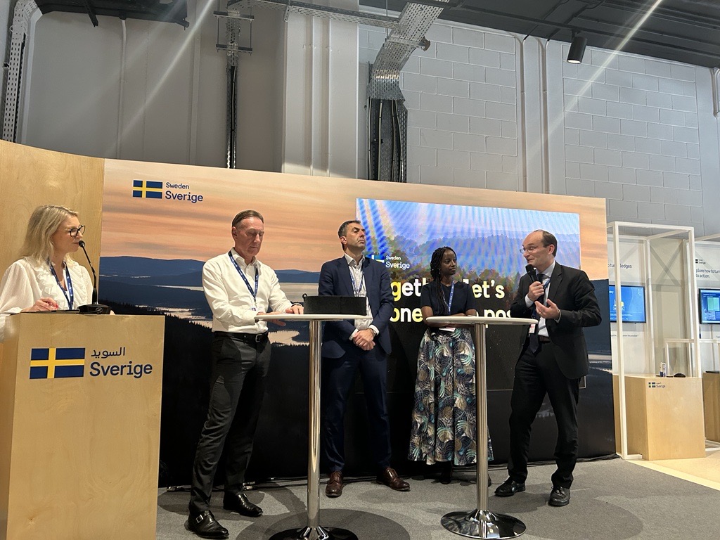 In the Swedish pavilion at #COP28, Sida handed over the torch for the collaboration platform “Swedish Leadership for a Sustainable Development” with about 20 Swedish Multinational companies to the Swedish Confederation of Industries.