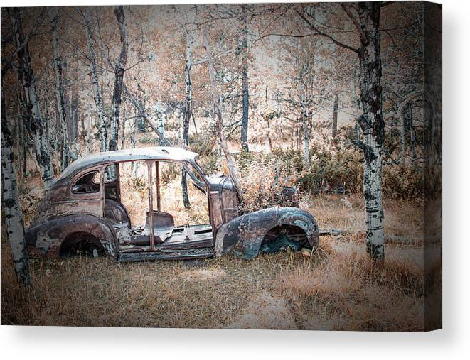 #canvas #oldcar #abandonedplaces #vintageart #denisewiesephotography #AYearForArt #giftideas2023 fineartamerica.com/featured/vinta…