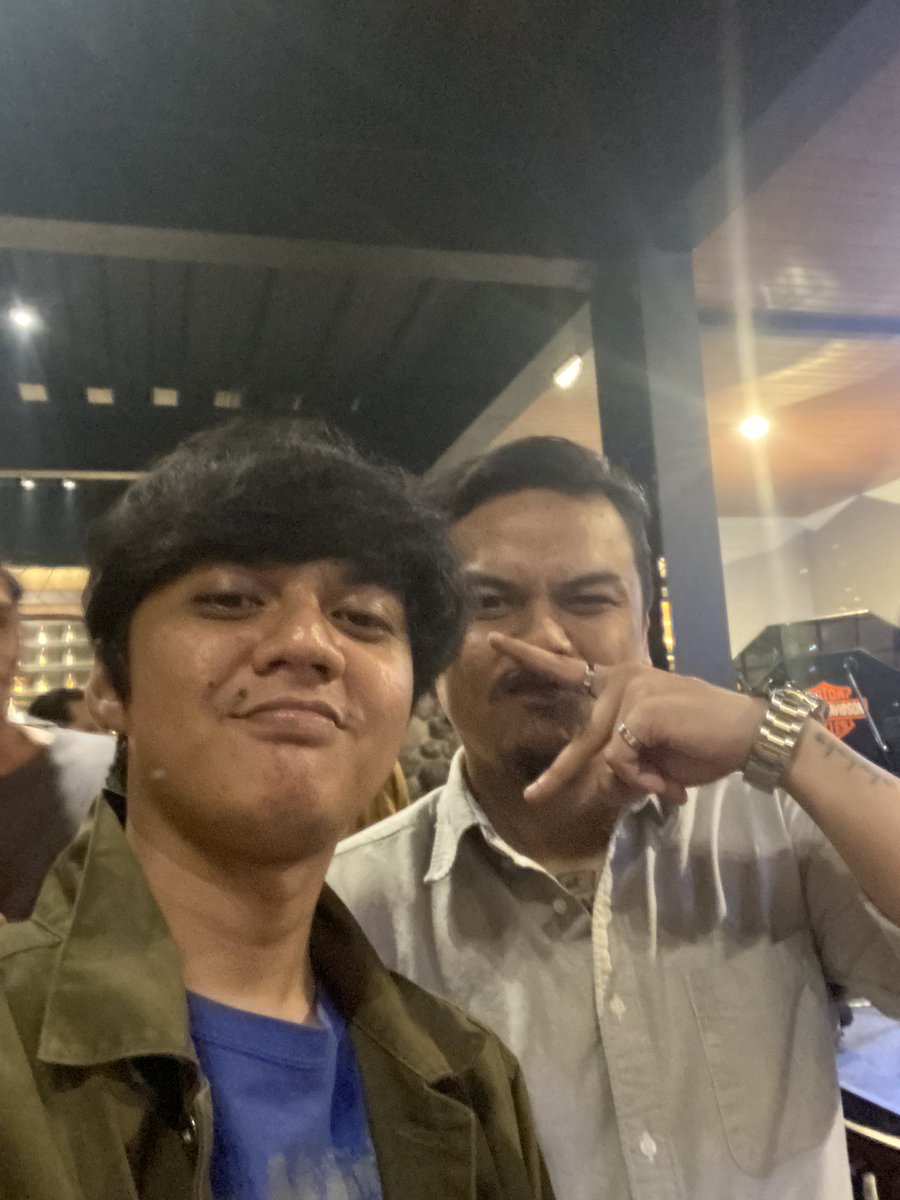 pengelabuan's tweet photo. finally #SlowBurnInvasion Surabaya done and met my idol!!! hari ini pecah bangettttt ga rugi nonton sndirian
cc: @abraham_TS @iqbalkutul @donopradana https://t.co/J8bqHKmkG0