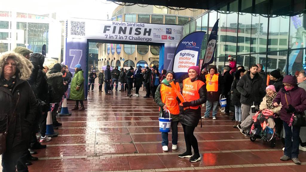 #7in7in7  x  Amazing crowds! 

Kev and the team got an amazing reception in Birmingham.

They’re so close to the £300,000 mark now. A mammoth effort so far, nearly at the half way point.

💙 donate.giveasyoulive.com/fundraising/ke…

#7in7in7