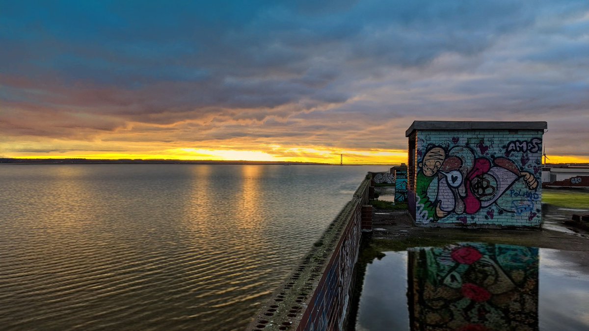 #riverhumber #humberbridge #sunset  #standrewsquayhull #graffiti #relections #goldenhour #goldenhourphotography #amaturephotography #googlepixel #hull #kingstonuopnhull