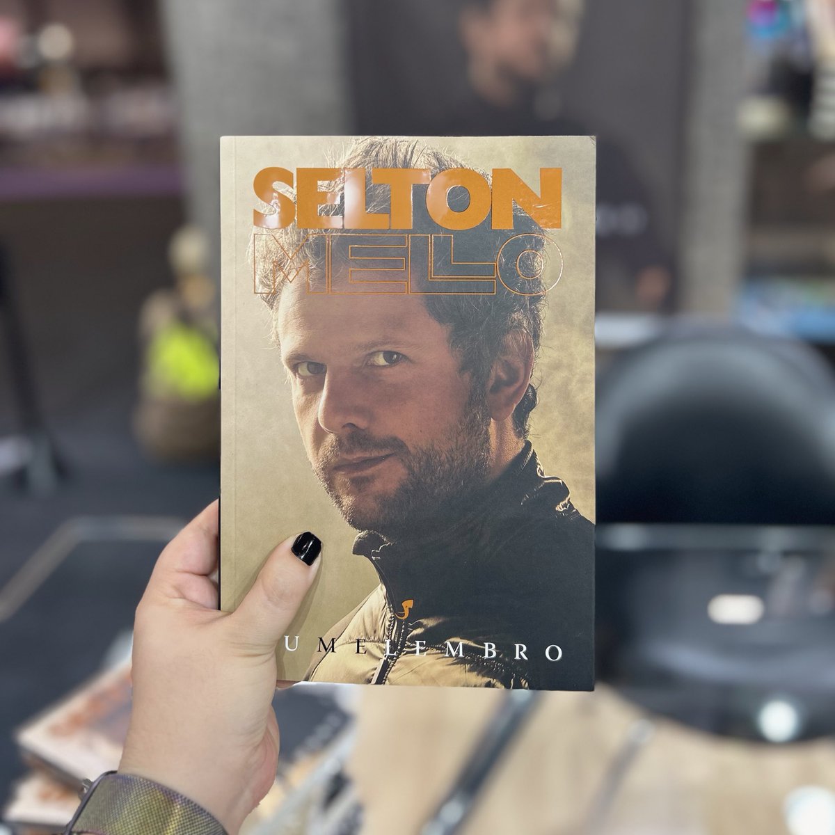 SENHAS LIMITADAS para a sessão de autógrafos de EU ME LEMBRO, de Selton Mello, na @CCXPoficial 👀 📌 1ᵃ sessão às 12h 📌 2ᵃ sessão às 16h30