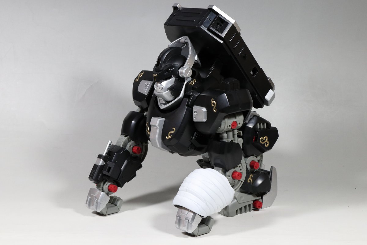 漆黒のゴリラ型ゾイド、デッドリーコング。 騎士のような意匠や、背中