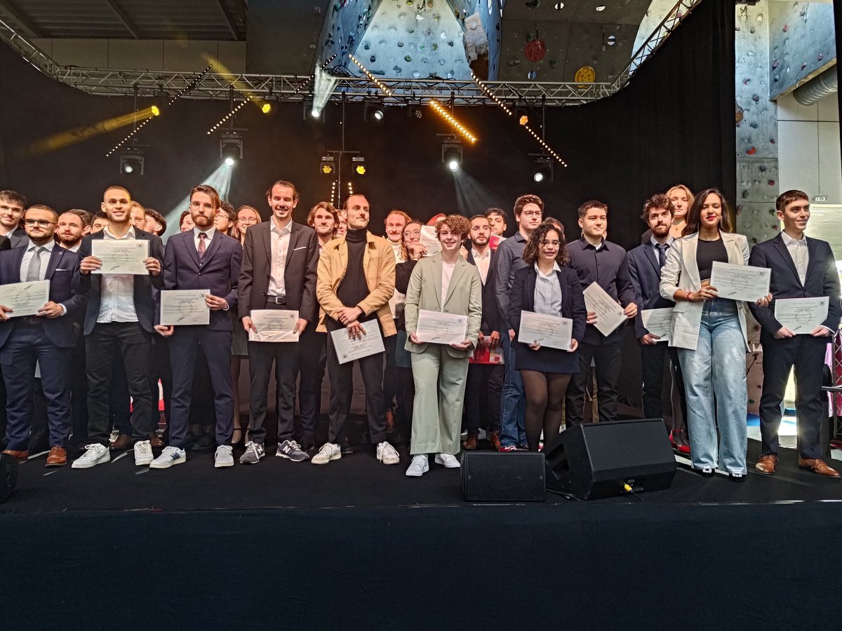 flowerrbboy's tweet photo. Les amis je suis officiellement INGÉNIEURE 🥳
J’ai été diplômée ce week end, 5 ans d’études terminées ! https://t.co/3PkMtF6xJ9