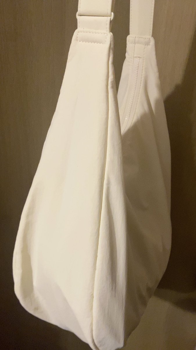 GUのソフトナイロンラウンドショルダーバッグ👜めちゃくちゃ大容量だから学校にも、推し活にも、ちょっとしたお泊まりにも使える〜！◎
紐が柔らかいからパソコンとか重いもの入れても肩に食い込まなくて最高✌🏻
#PR #GU <a href="/gu_global/">GU（ジーユー）</a>