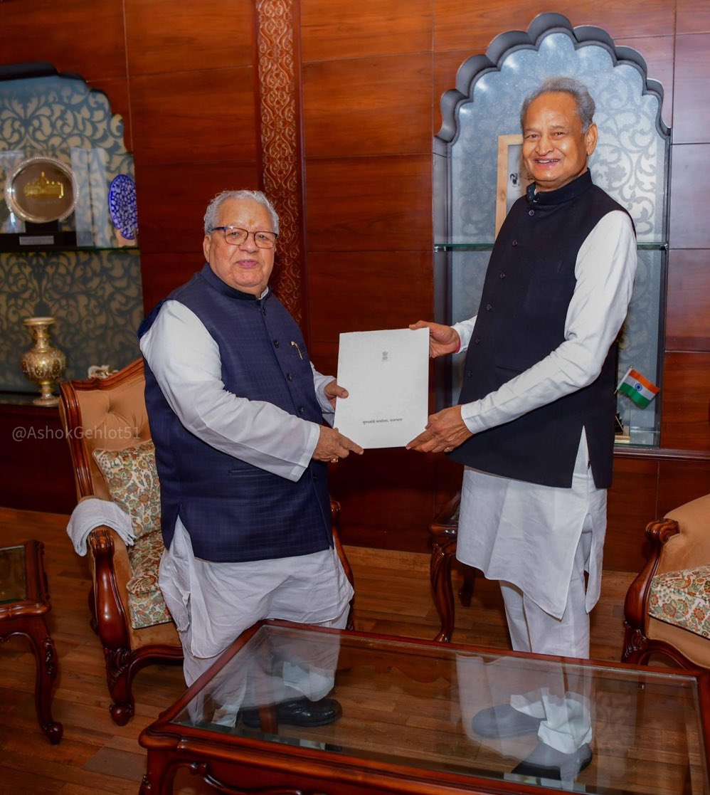 Darshanposwal_'s tweet photo. अबकी बार आपको @ashokgehlot51 जी  ये कुर्सी हमेशा हमेशा के लिए छोड़ रही हैं !

और इसका पूरा पूरा श्रेय आदरणीय हमारे प्रभारी मोहदय @Sukhjinder_INC जी को जाता हैं !

@SachinPilot @sharatjpr https://t.co/mrxn4uTCQH