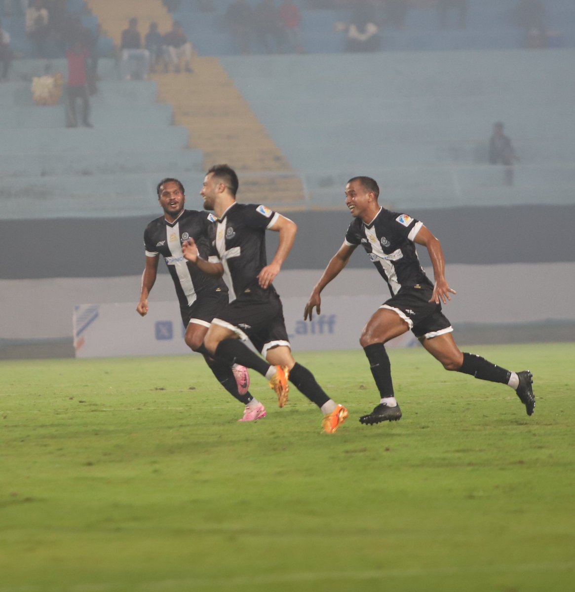 INDWomensLeague's tweet photo. HALF TIME 🙌🏻
MDSP 1️⃣-0️⃣ SDEC
The Black and White Brigade lead at half-time courtesy of Kasimov's long-range strike! ⚽️
#MDSPSDEC ⚔️ #ILeague 🏆 #TogetherWeRise 🤝 #IndianFootball ⚽️ https://t.co/c5x5PaoMtS