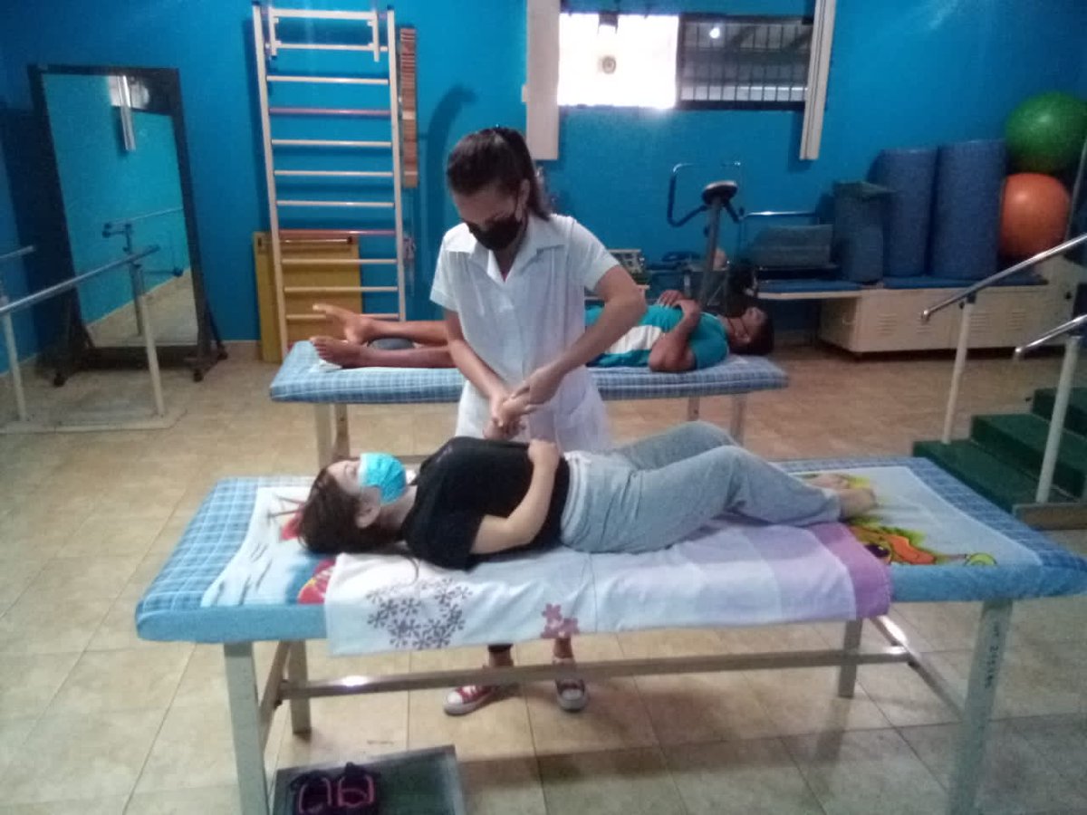 En los más disímiles escenarios, incluso en medio de las complejas circunstancias y carencias de recursos de todo tipo, nuestros profesionales se mantienen firmes en el principio de brindar atención a nuestro pueblo. Es no solo digno de destacar sino de agradecer. #CubaPorLaVida