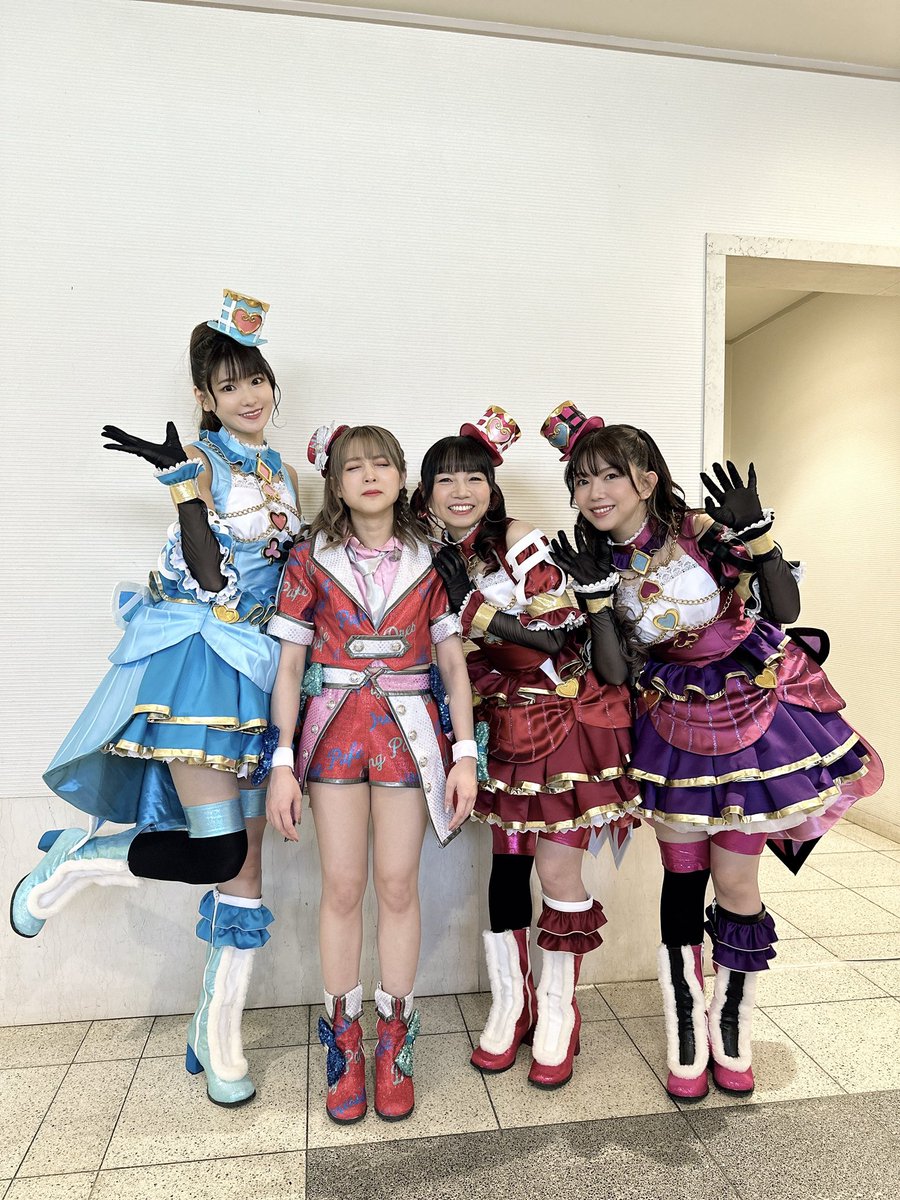 推し…… からの何年も前によくやってた背高い2人に挟まれる宇宙人写真