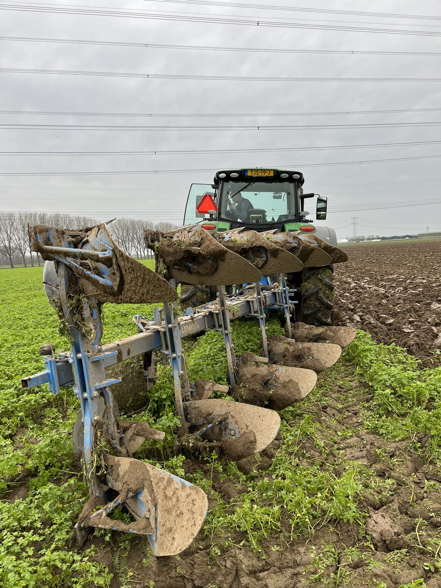 Eindelijk kunnen we weer wat ploegen! #nat #wateenjaar #ploegen #oogst2023 #akker