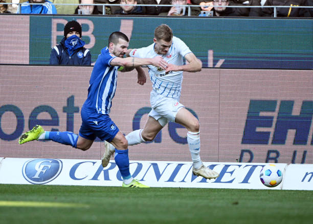 bundesliga_br2's tweet photo. O Karlsruher recebeu o Hansa Rostock no BBBank Wildpark, o confronto terminou empatado por 2-2, gols de Matanović e Zivzivadze aos azuis. Enquanto, Júnior Brumado e Roßbach marcaram aos Weiß-Blau.

#KSCFCH 
#Bundesliga https://t.co/s14KTVoQxf