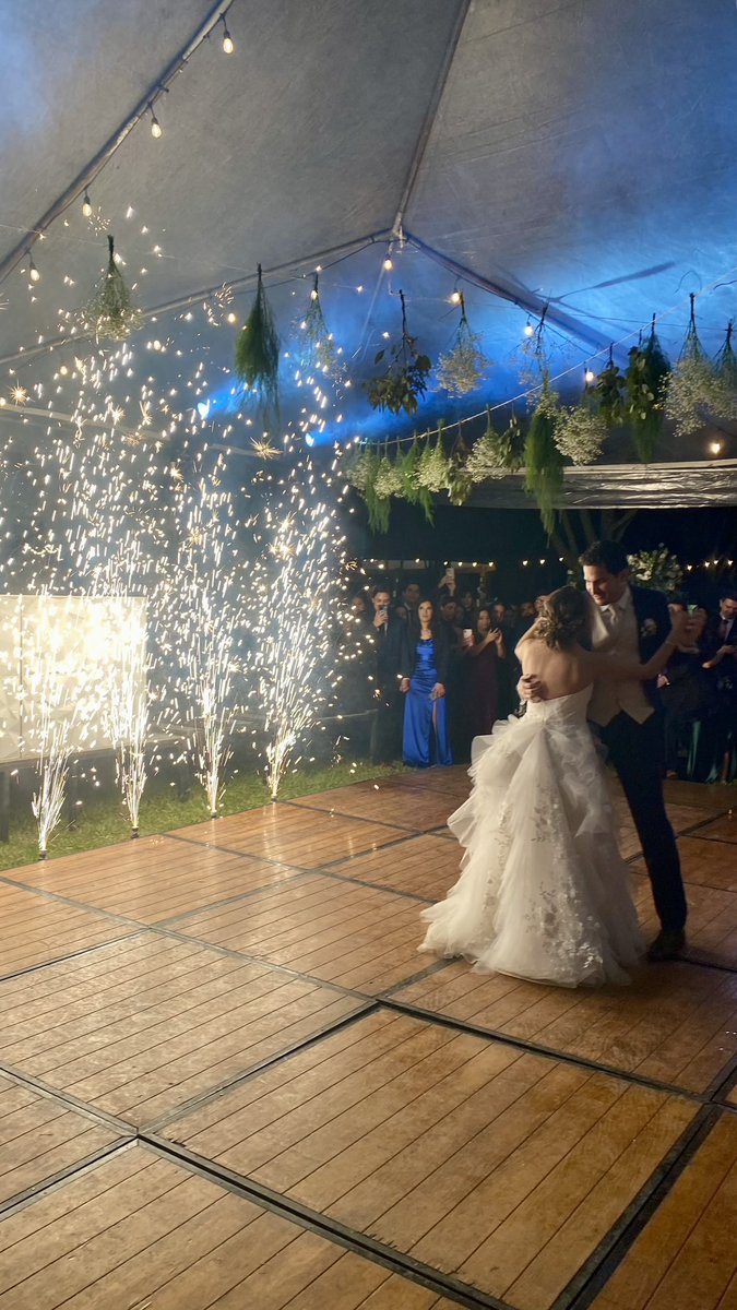 armandoquirasco's tweet photo. Queeeee noche
Que boda
Que amigos
Que familia

Gracias Dios

y que viva la mesa 1 https://t.co/ZM5MQV0ELV