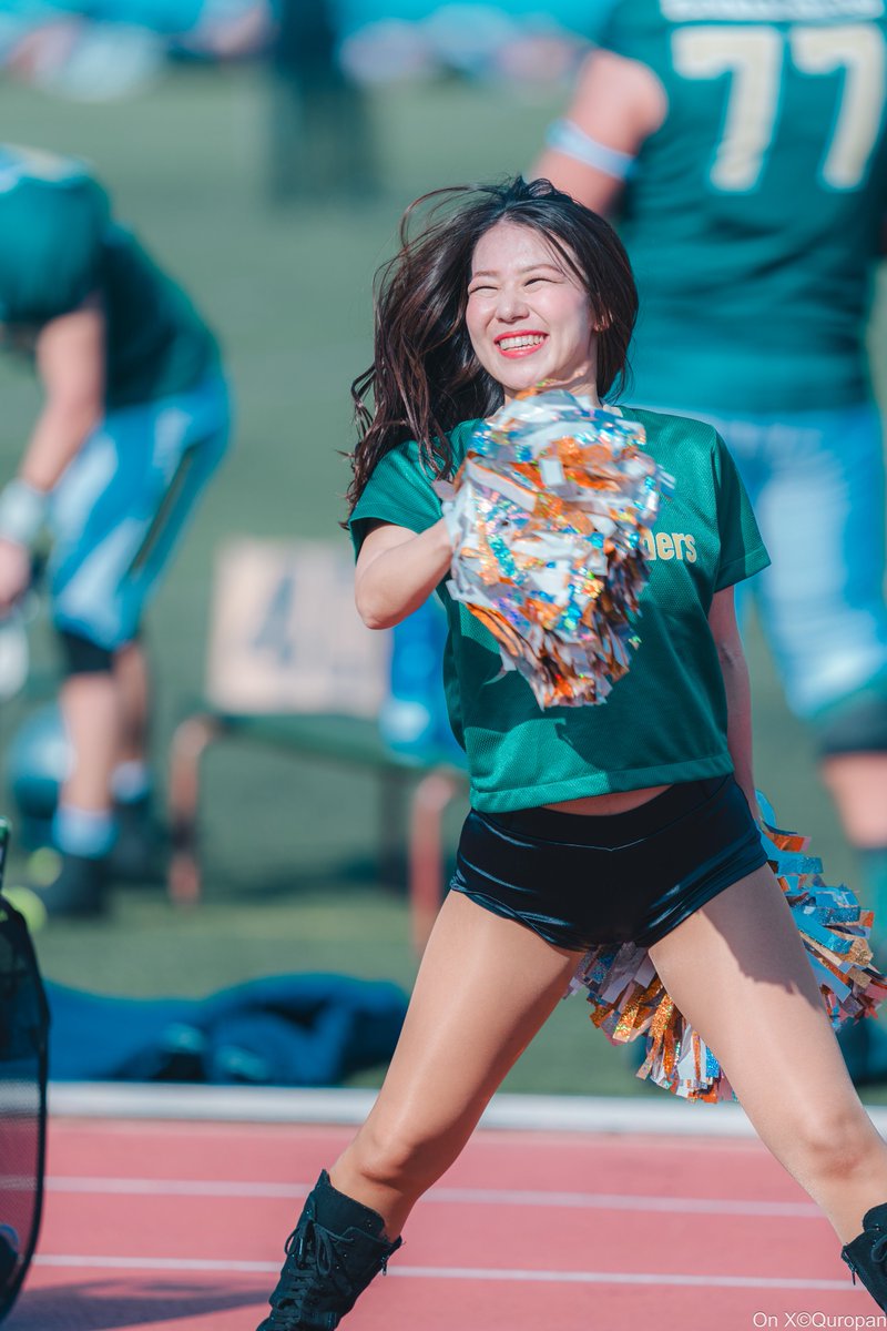 Quropan's tweet image. 衣装を肌色を綺麗に見せてフィールドで映えるカラーに🙇‍♂️
深緑はオレンジとイエローも関係してくる難しい色なんです😅
#jstarsチア 
#TRIAXIS 
#jstars