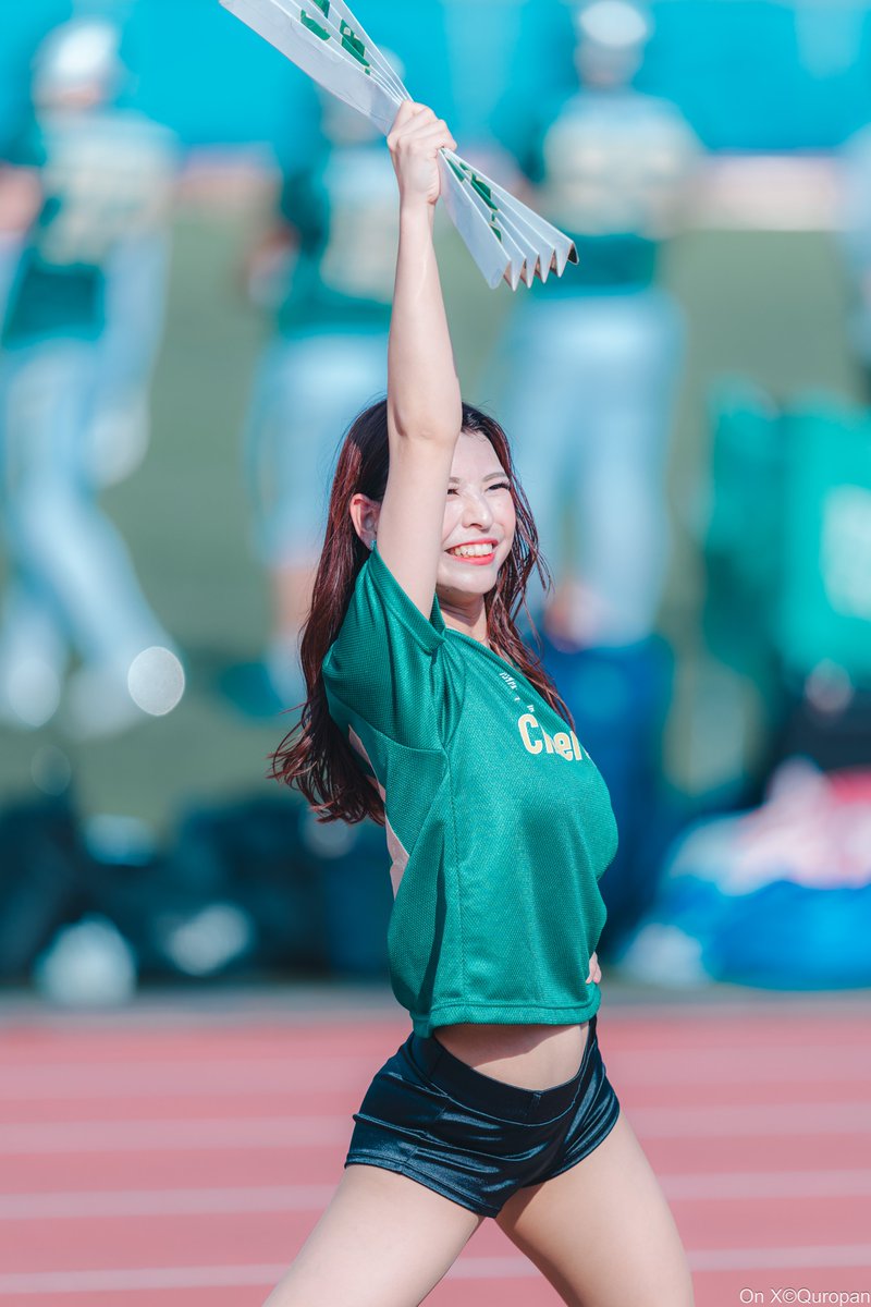 Quropan's tweet image. 衣装を肌色を綺麗に見せてフィールドで映えるカラーに🙇‍♂️
深緑はオレンジとイエローも関係してくる難しい色なんです😅
#jstarsチア 
#TRIAXIS 
#jstars