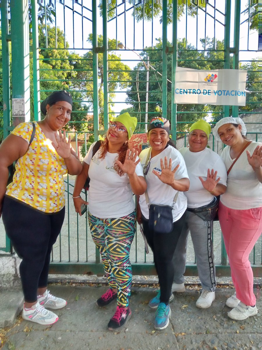 Desde el municipio Marío Briceño Iragorry Cocineras de la patria salen a defender nuestro ESEQUIBO W ™ @NicolasMaduro @LealTelleria  @Soykarinacarpio 💛💙❤️🧑‍🍳🇻🇪#VenezuelaToda #VictoriadeVenezuela