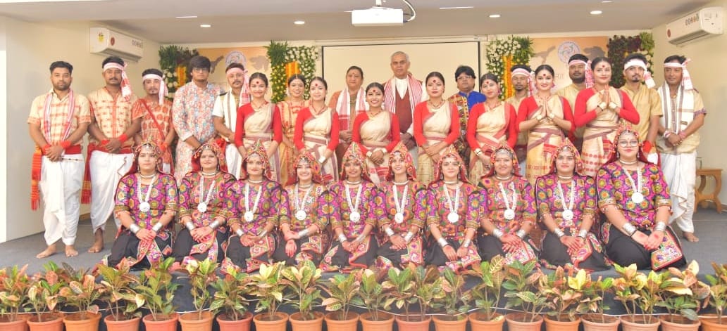 असम राज्य के स्थापना दिवस पर राजभवन में 'मिनी असम' सृजित हुआ, उत्साह और उमंगपूर्ण त्यौहार का वातावरण बना। राज्यों के स्थापना दिवस मनाने से हम सभी एक भारत माता की संतान हैं, इसकी अनुभूति होती है।