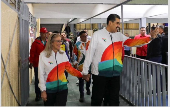 Nuestro presidente <a href="/nicolasmaduro/">Nicolás Maduro</a> junto a la primera combatiente <a href="/florescilia/">Cilia Flores</a> salieron desde muy temprano a ejercer su derecho al voto.

Hoy la voz de los venezolanos y las venezolanas se expresan una vez más ante el mundo unidos por Venezuela 

<a href="/venezuelatoda_/">Venezuela Toda</a>