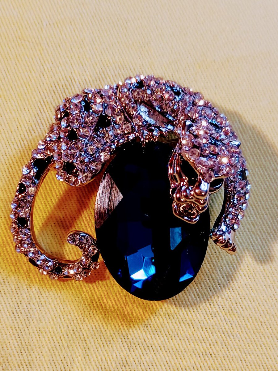 Fabulous Leopard Brooch
#etsy #etsyseller #etsyfinds #collectibles #antiques #vintage #retro #rhinestones #jewelry #designer #hautecouture #diva #fashionista #glam #giftideas #Christmas2023 
etsy.com/listing/154881…