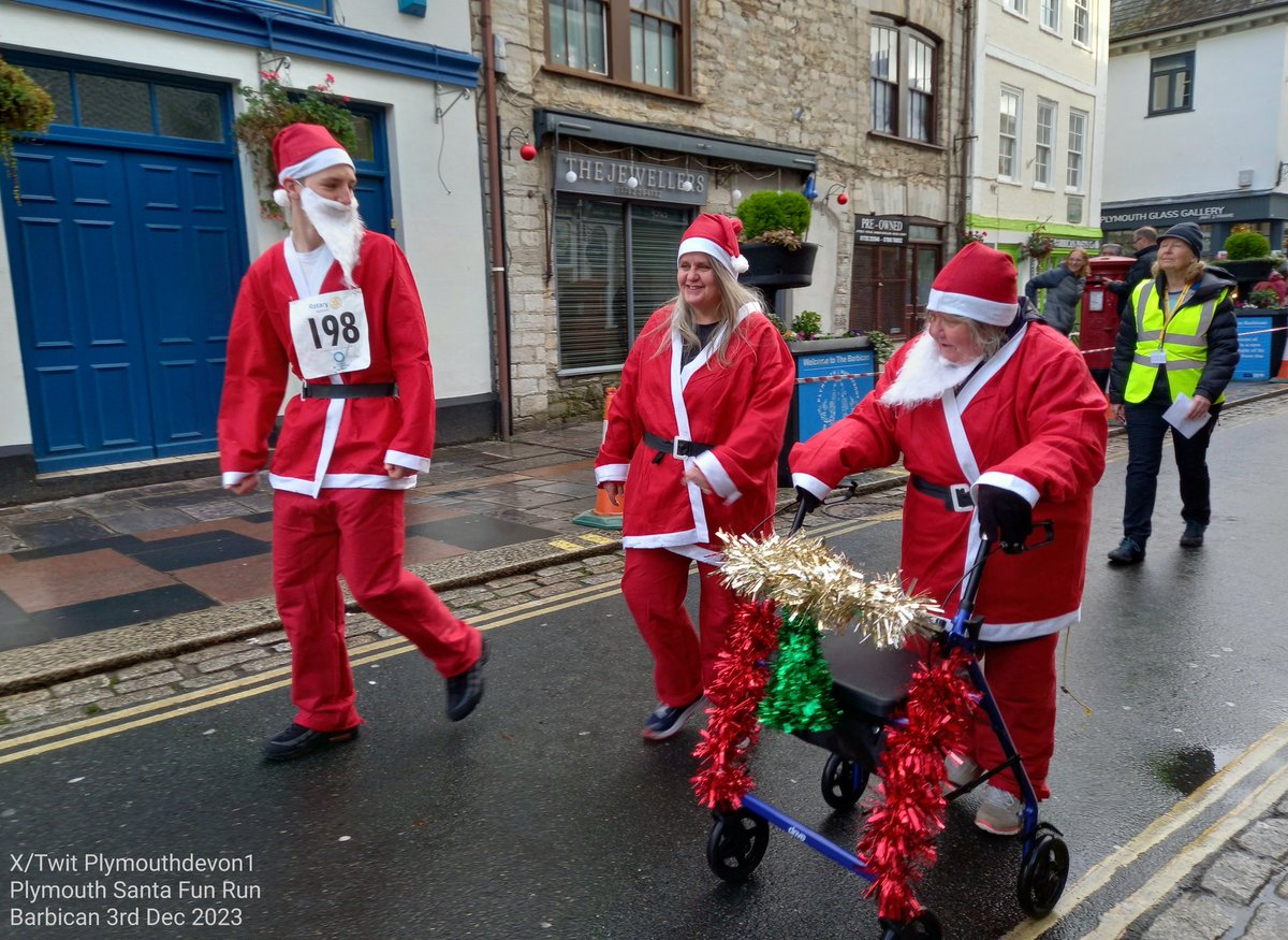 PlymouthDevon1's tweet photo. [Pt 2/2]:  Some more images of Plymouth's Santa Fun Run this morning. #SantaFunRun #Plymouth @DestinationPlym @PressSteveH #Christmas #PlymouthHoe #SouthsideStreet #Barbican @JeremiahsJourne https://t.co/d4GswC4nqY