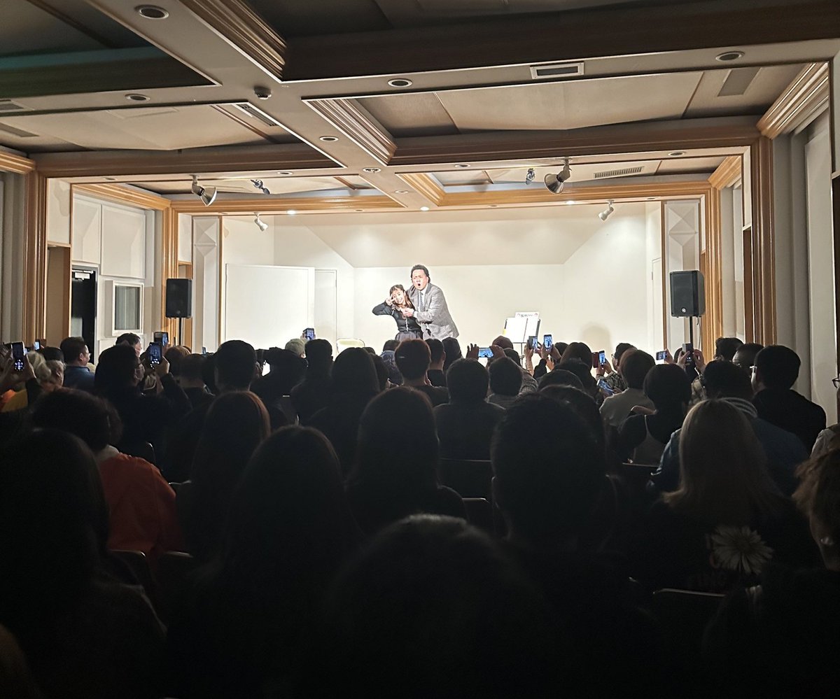 blueriver_aoki's tweet photo. 本日はライブ談笑にお越しいただき
ありがた〜い♪
超満員のアチアチライ��になりました！
服部の毒っ気あるのに可愛気もある
魅力が伝わっていたら嬉しいです！
2024年もゲストと談笑しますので
よろしくお願い致します🙇‍♂
今年も談笑ありがとうございました！
#ブルーリバー青木談笑 https://t.co/gBsSJFm7zq